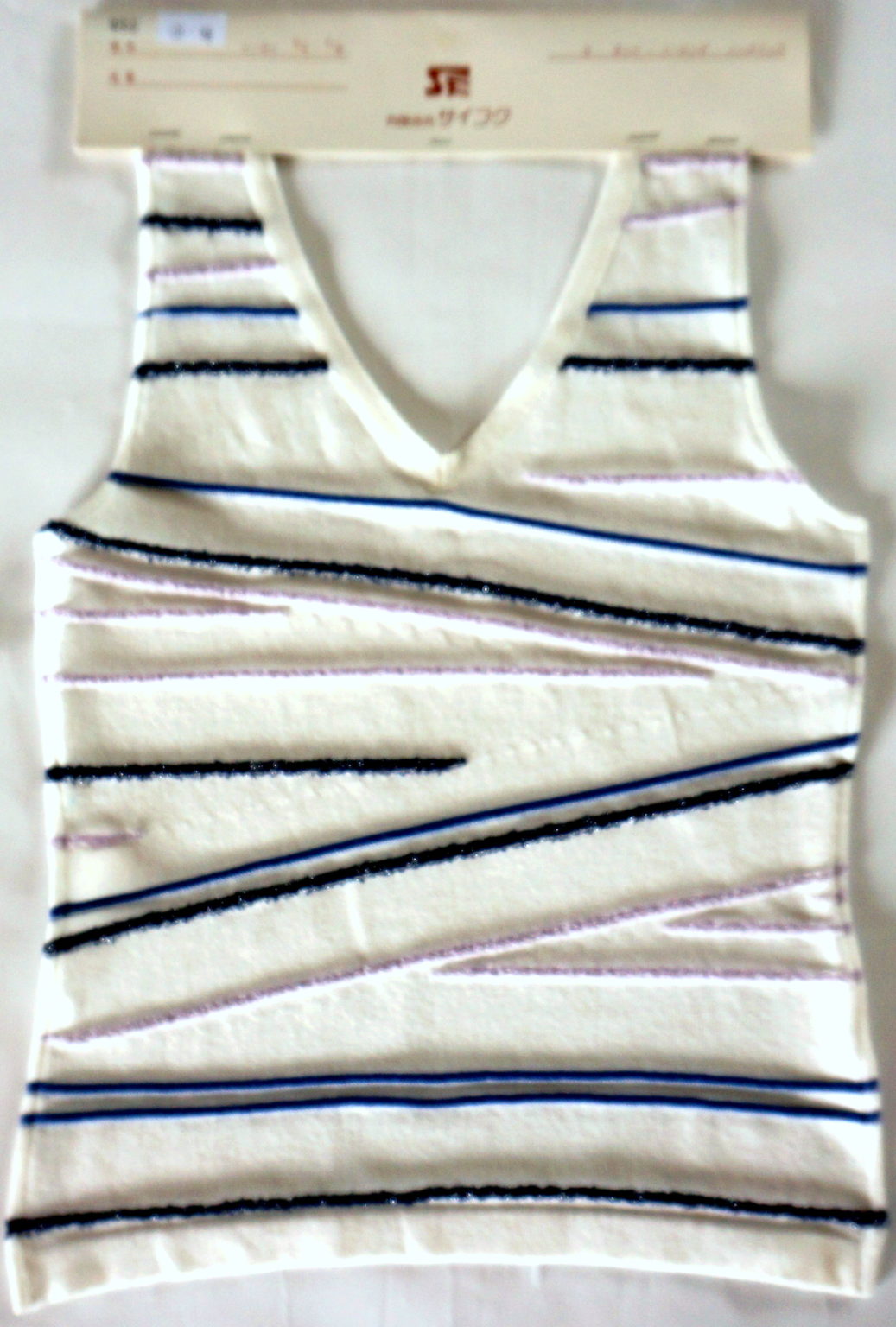 ラメブークレ糸の配色ラインを返し編みで変化をつけた編地です | 編地コレクション | サイフク公式サイト